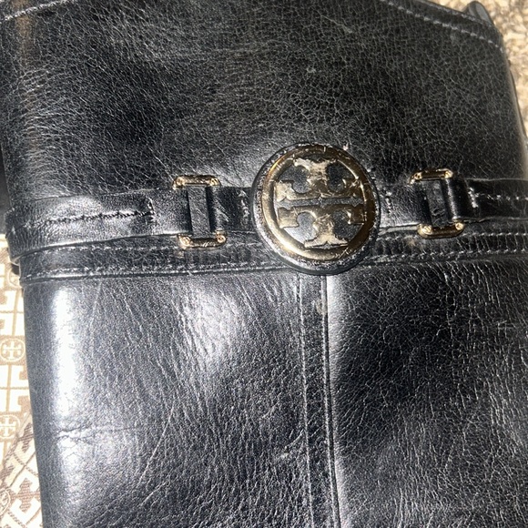 Timeless black leather Tory Burch riding boots with gold details - Picture 3 of 9
